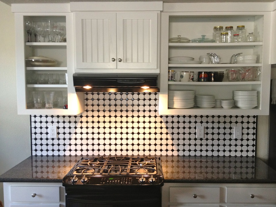 Cómo pegar azulejos para renovar reparar las paredes tu baño y cocina - Innatia.com